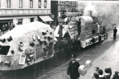 1962 Motto: Was man nicht mehr braucht und will - tut man am Besten auf dem Müll